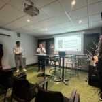 Présentation en salle de conférence avec projecteur et participants